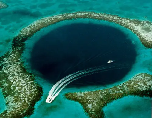 Great Blue Hole e1300210038147 10 of the Worlds Most Amazing Geological Wonders