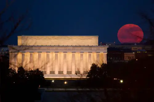 Perigee Moon 19 March 2011 Lincoln Memorial e1300766523402 The Super Moon   Spectacle or Spectre?