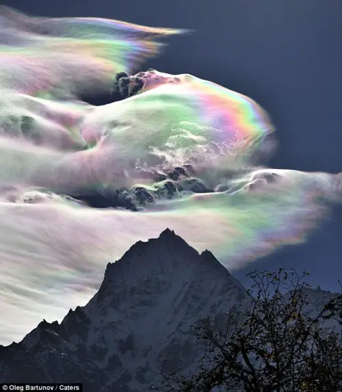 tumblr li695ygMwT1qb129wo1 500 Amazing Rainbow Over Mount Everest